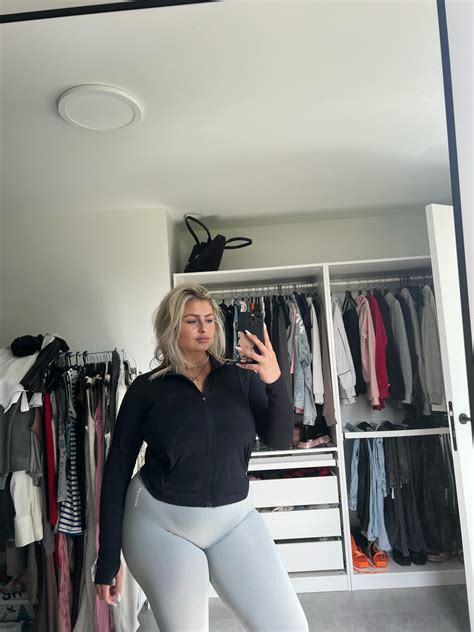 Laura Schepens (@curvystarlaura) • Instagram photos and videos.